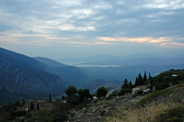 Looking_down_at_the_Corinthian_Gulf.jpg