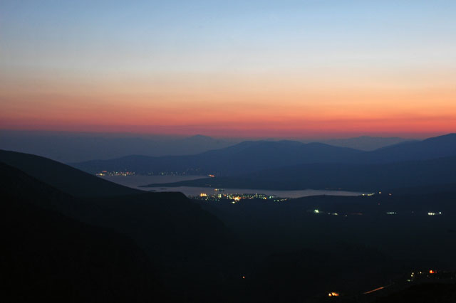 Looking_down_at_the_Corinthian_Gulf_at_night.jpg