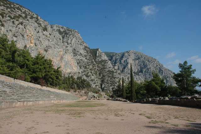 The_track_at_Delphi_ruins.jpg