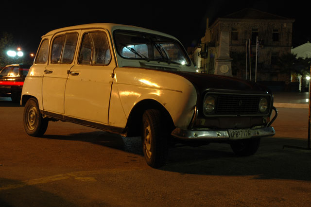 Classic_looking_car_at_night.jpg