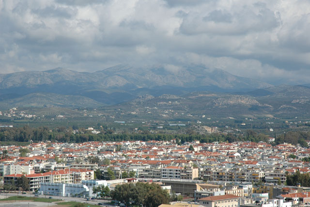 Nafplio_with_the_mountains_in_the_background.jpg