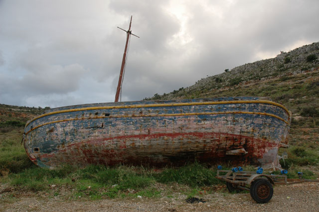 Old_abondoned_boat_2.jpg