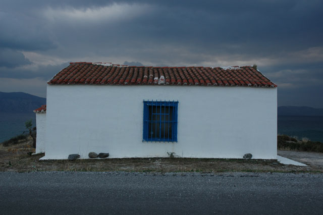 Lovely_little_house_on_the_beach_jpg.jpg