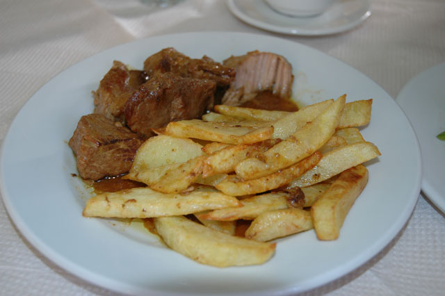 Pork_in_red_wine_sauce_and_frites_jpg.jpg