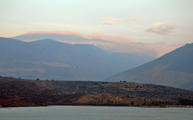 Looking_up_to_Delphi_in_the_mountains.jpg