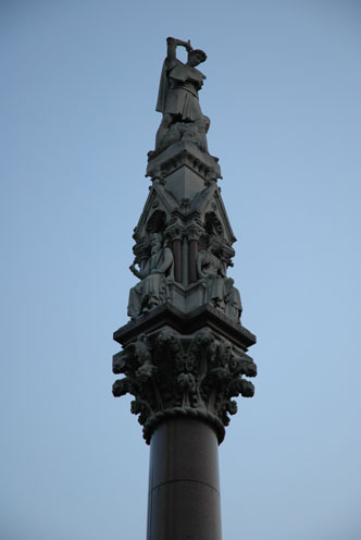 Statue_in_front_of_Westminster_Abbey.jpg