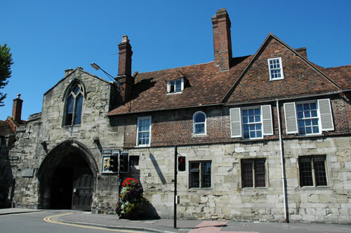 Entryway_to_the_cathedral.jpg