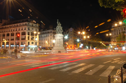 Nightime_shot_in_Place_De_Clichy.jpg