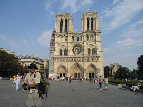 Taking_pictures_in_front_of_the_Notre_Dame.jpg