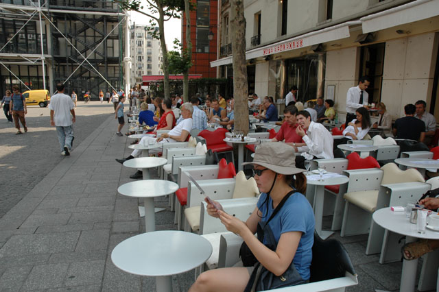 Charlotte_navigates_the_French_only_menu_at_Cafe_Beaubourg.jpg