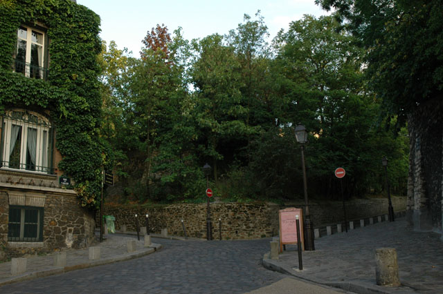 Intersection_in_Montmartre.jpg