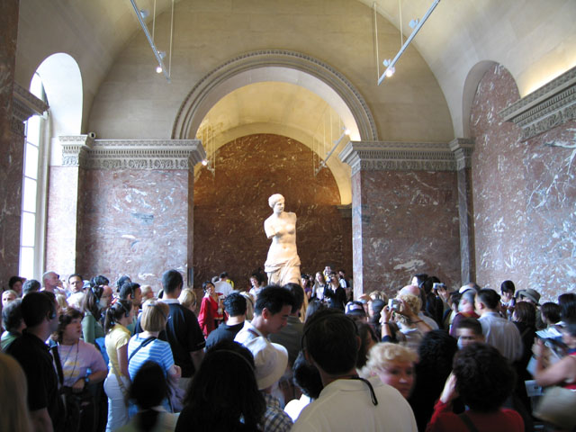 More_crowds_at_Venus_De_Milo.jpg