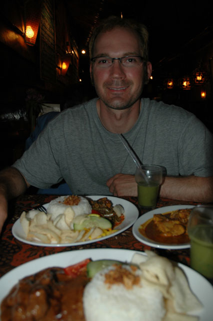 Some_real_Indonesian_food_and_coconut_drinks.jpg