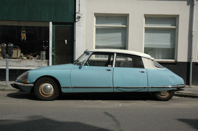 Cool_old_car_in_Haarlem.jpg