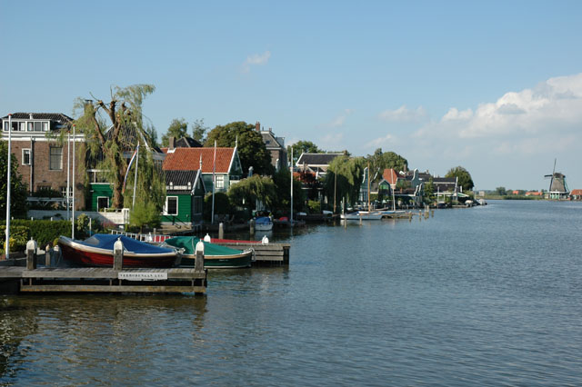 Houses_on_the_river.jpg