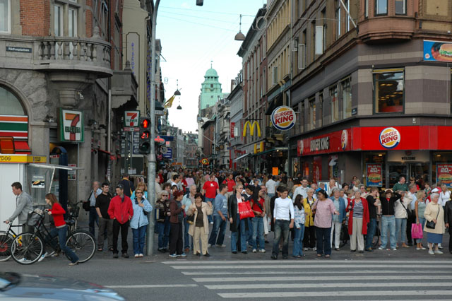 Waiting_for_the_light_to_change_at_the_pedestrian_walking_mall.jpg