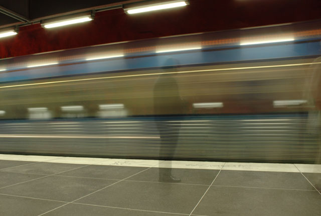 Solna_metro_with_bystander.jpg