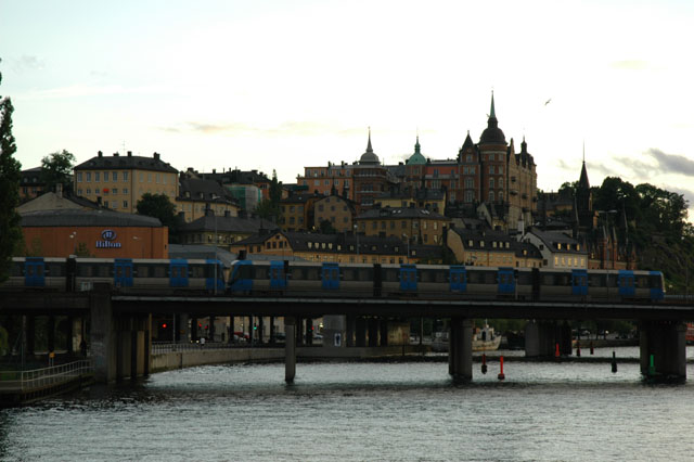 Train_going_over_to_one_of_the_islands.jpg