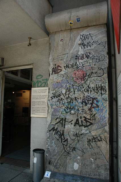 Monument_at_Checkpoint_Charlie.jpg