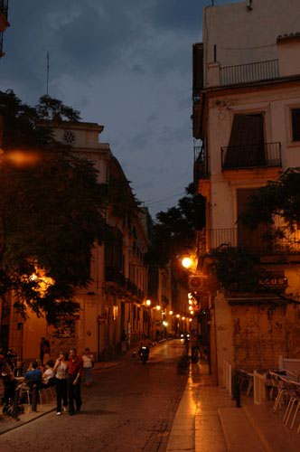 Valencia_by_night.jpg