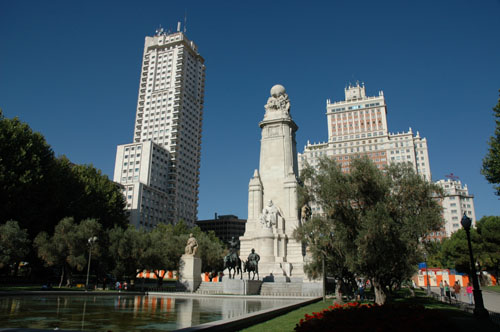 So_many_nice_buildings_in_Madrid.jpg