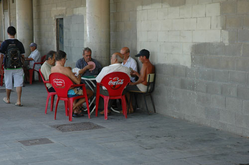 Playing_cards_at_the_beach.jpg