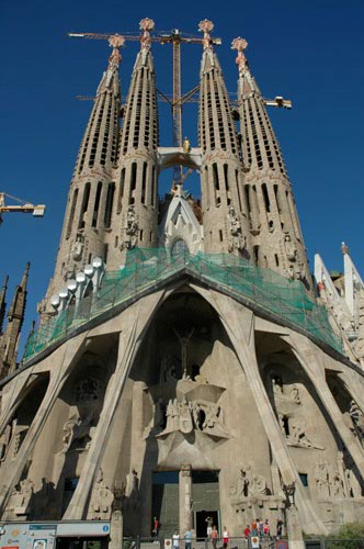 The_other_side_of_Sagrada_Familia.jpg