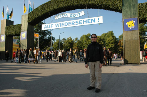 Charlotte_at_the_Oktoberfest_entrance.jpg