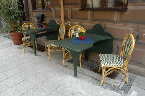 Cafe_tables_waiting_for_patrons.jpg