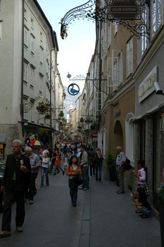 The_tourists_descend_on_Salzburg.jpg