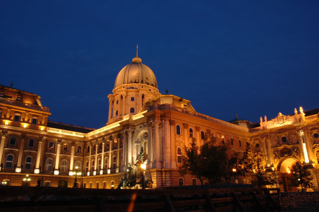 Royal_palace_at_night.jpg