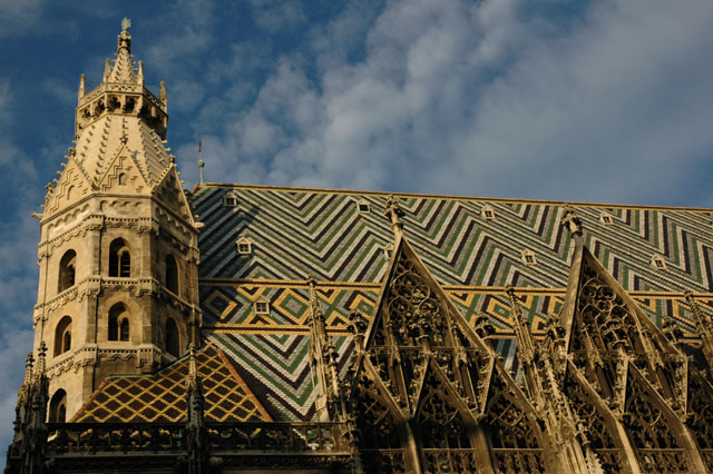 Closeup_of_Stephansdom_roof.jpg