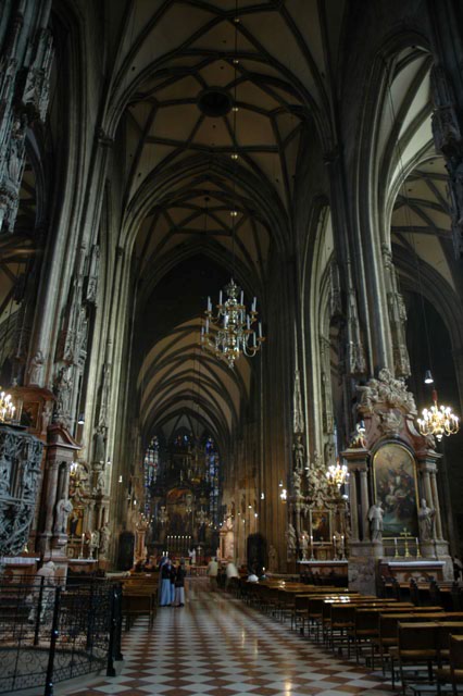 Inside_Stephansdom.jpg