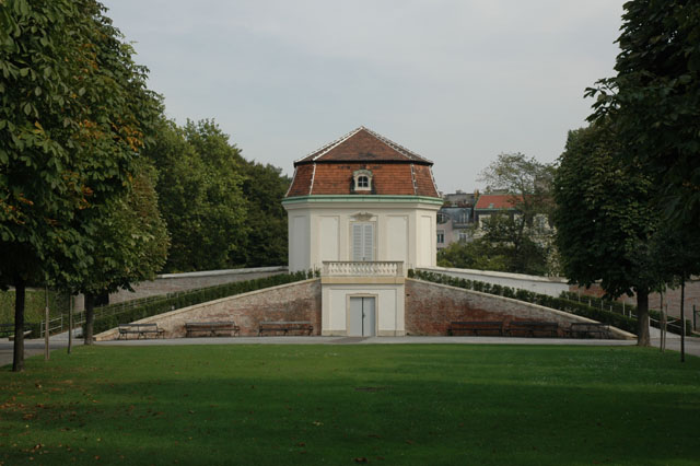 Nice_scene_in_the_park_around_Belvedere.jpg