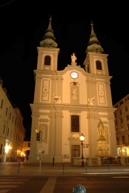 Night_photo_of_a_church.jpg