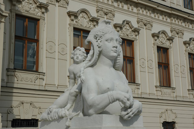 Statue_outside_the_Belvedere.jpg