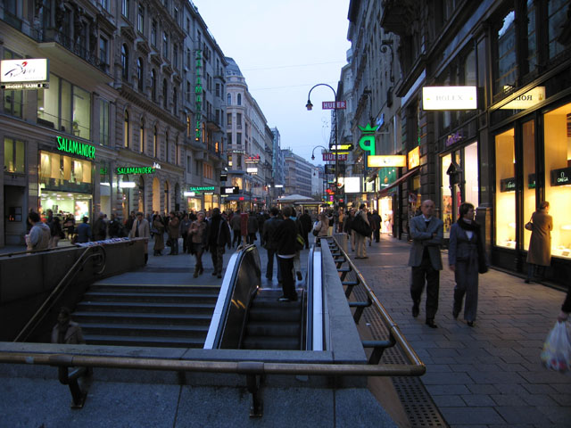 The_busy_shopping_are_near_Stephansdom_3.jpg