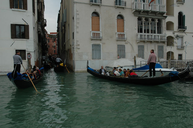 Gondola_traffic_jam.jpg