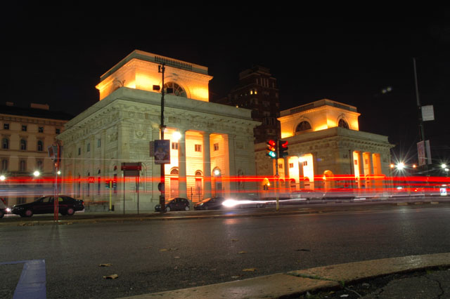 Milan_streets_at_night.jpg