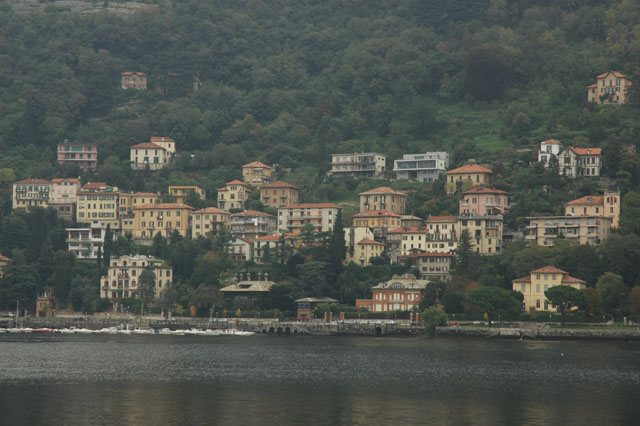 Houses_on_the_lake.jpg