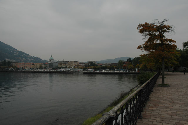 Walkway_along_the_lake.jpg