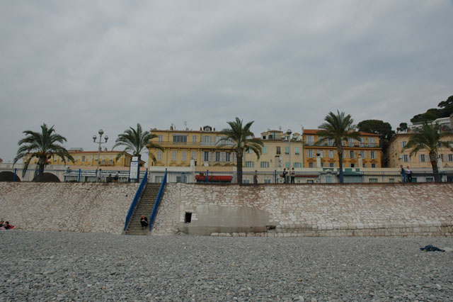 Looking_back_at_the_town_from_the_beach.jpg