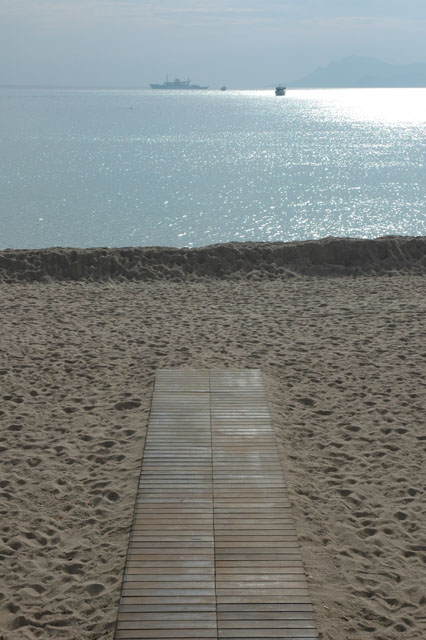 Walkway_to_the_beach.jpg