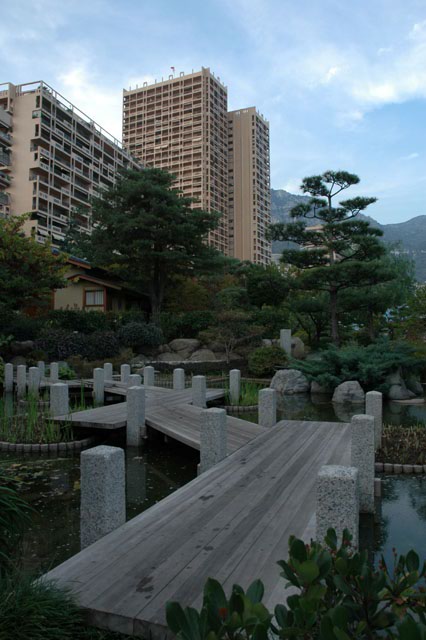 Walkway_in_the_Chinese_garden.jpg