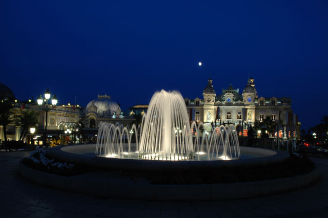 Water_fountain_at_night.jpg