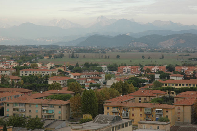 Closer_view_of_the_mountains.jpg