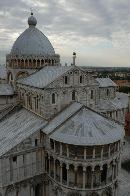 Looking_down_on_the_duomo.jpg