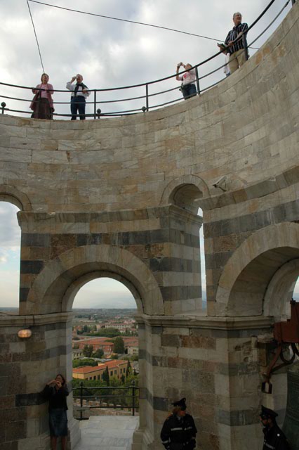 Looking_up_at_the_top_platform_of_the_tower.jpg