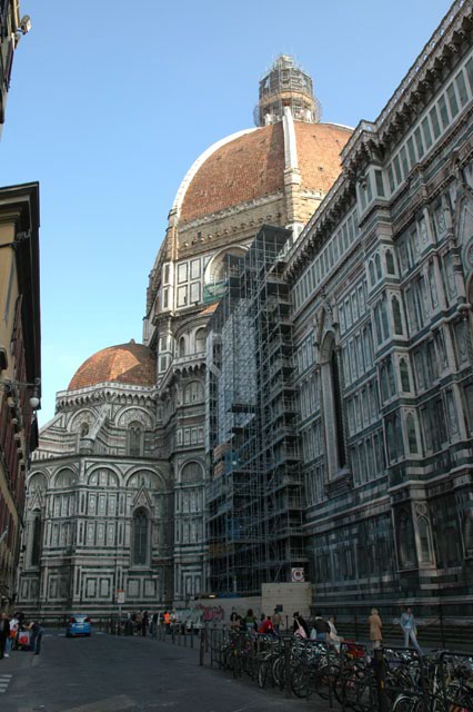 Bikes_in_front_of_the_Duomo.jpg