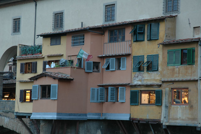 Closeup_of_Ponte_Vecchio.jpg